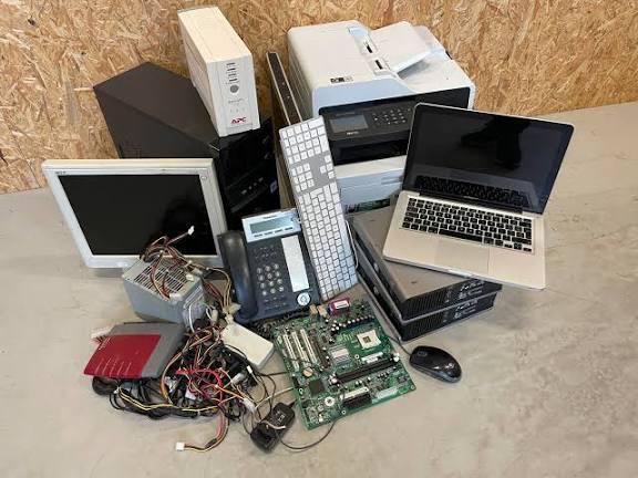 Oude laptops, telefoons & tablets gratis inleveren, Computers en Software, Desktop Pc's, Ophalen of Verzenden