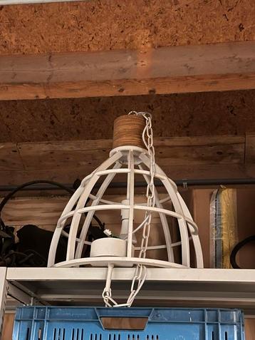 Mooie lamp boven tafel beschikbaar voor biedingen