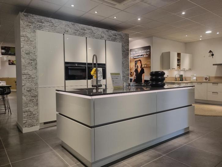 Showroom keuken eiland Lido Wit Hoogglans, Huis en Inrichting, Keuken | Keukenbenodigdheden, Nieuw, Ophalen