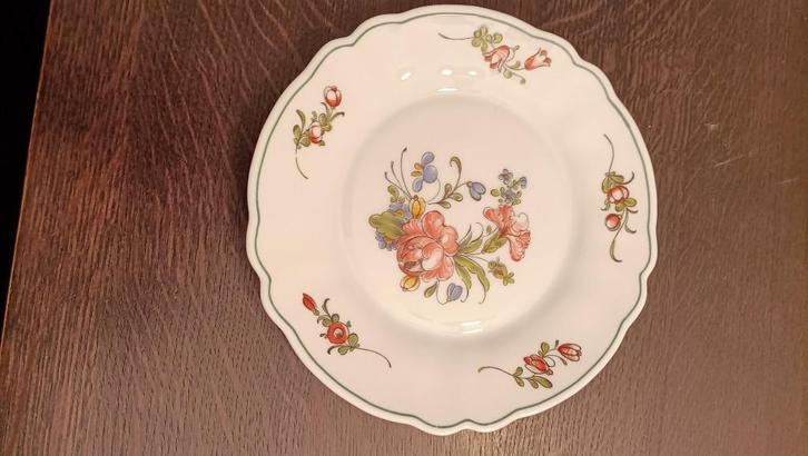 Servies van Arcopal met "Provincial" patroon, Huis en Inrichting, Keuken | Servies, Zo goed als nieuw, Compleet servies, Overige stijlen