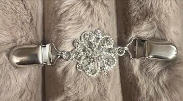 Zilverkleurige Sjaalklem met Strass beschikbaar voor biedingen