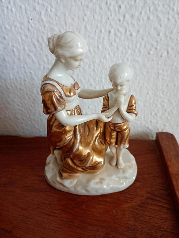 Porseleinen beeldje: Moeder en biddend kind, Antiek en Kunst, Kunst | Beelden en Houtsnijwerken, Ophalen of Verzenden