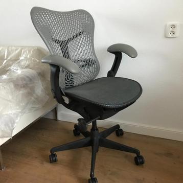 2 Bureaustoelen bureaustoel Herman Miller Mirra zwart grijs beschikbaar voor biedingen