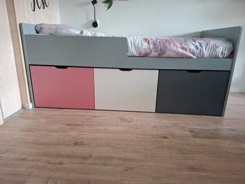 Semi Hoogslaper Bed met Lades beschikbaar voor biedingen