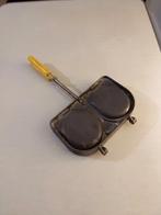 Vintage tosti ijzer schelpvormig met gele handvaten, Ophalen of Verzenden, Huis en Inrichting