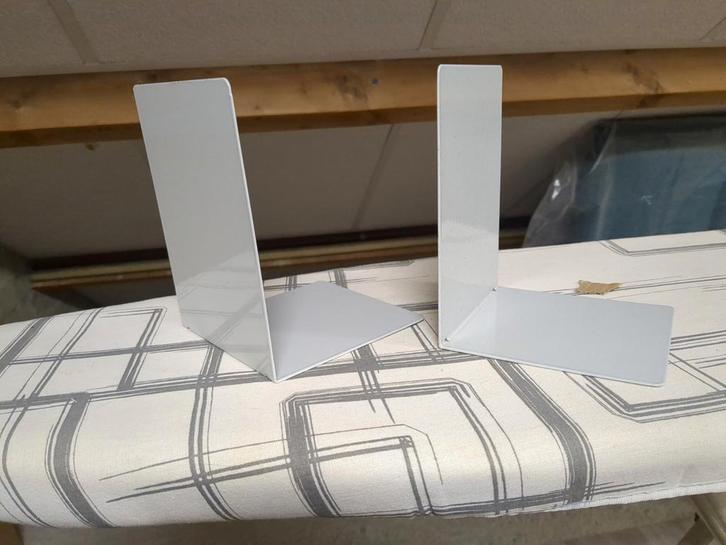 Set van 2 metalen boekensteunen - wit, Huis en Inrichting, Kasten | Boekenkasten, Zo goed als nieuw, Minder dan 50 cm, Minder dan 100 cm