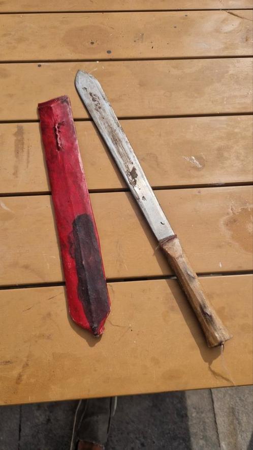 Keniaanse Machete met Buffelhuid Hoes, Antiek en Kunst, Antiek | Gereedschap en Instrumenten, Ophalen of Verzenden