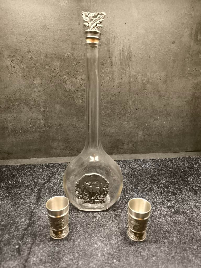 Karaf met tinnen glaasjes, Ophalen