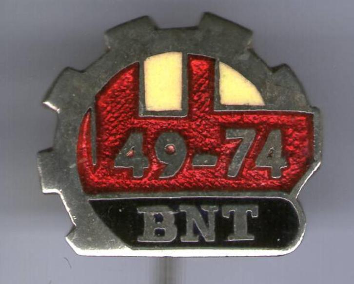 '49-'74 BNT email wegenbouwmachines speldje ( W_549a ), Verzamelen, Speldjes, Pins en Buttons, Zo goed als nieuw, Speldje of Pin