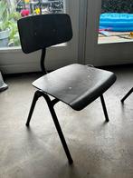 2 oude kleuterstoelen schoolstoelen, Gebruikt, Ophalen of Verzenden