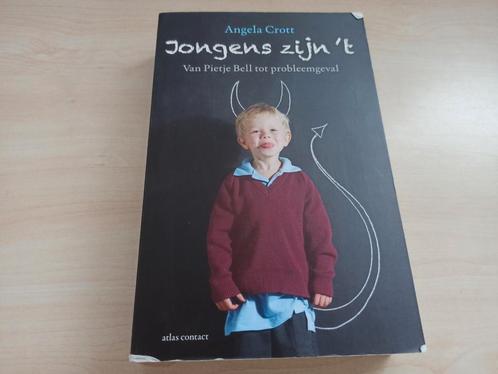 Angela Crott - Jongens zijn 't, Boeken, Zwangerschap en Opvoeding, Gelezen, Ophalen of Verzenden