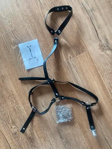 Kinky leren harnas met kettingen beschikbaar voor biedingen