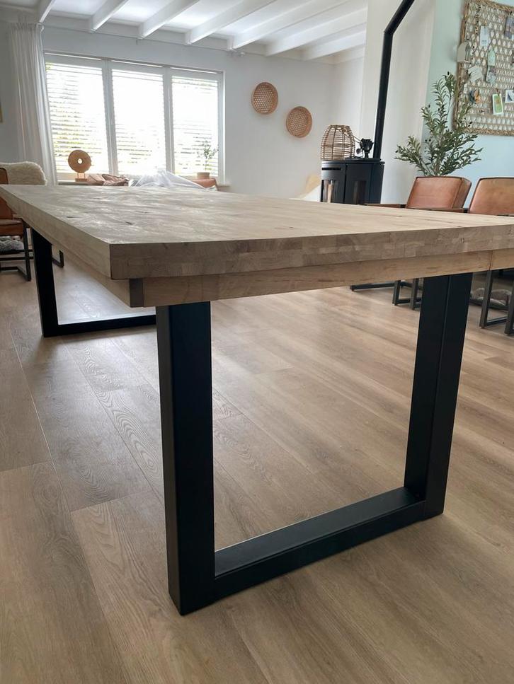Eikenhouten eettafel met stalen poten - 8 persoons, Huis en Inrichting, Tafels | Eettafels, Zo goed als nieuw, 100 tot 150 cm