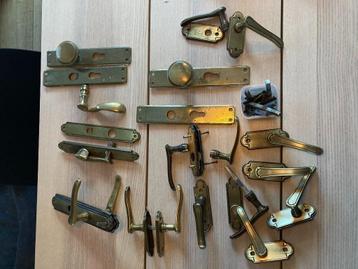 Deurklinken van messing beschikbaar voor biedingen