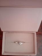Zilveren dames ring met 3 zirkonia steentjes €15,00, Ophalen of Verzenden