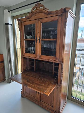 grenen houten antieke kast met mooi gesneden "kuifje". beschikbaar voor biedingen