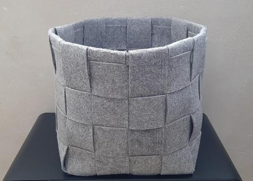 Mand van gevlochten grijs vilt, 33 cm hoog, Huis en Inrichting, Woonaccessoires | Schalen en Manden, Gebruikt, Mand, Vierkant