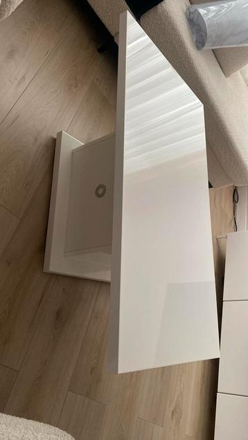 Moderne witte tafel beschikbaar voor biedingen