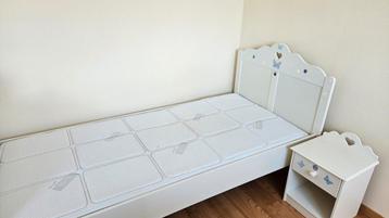 Compleet bed 90x200 met matras, topper en nachtkastje beschikbaar voor biedingen