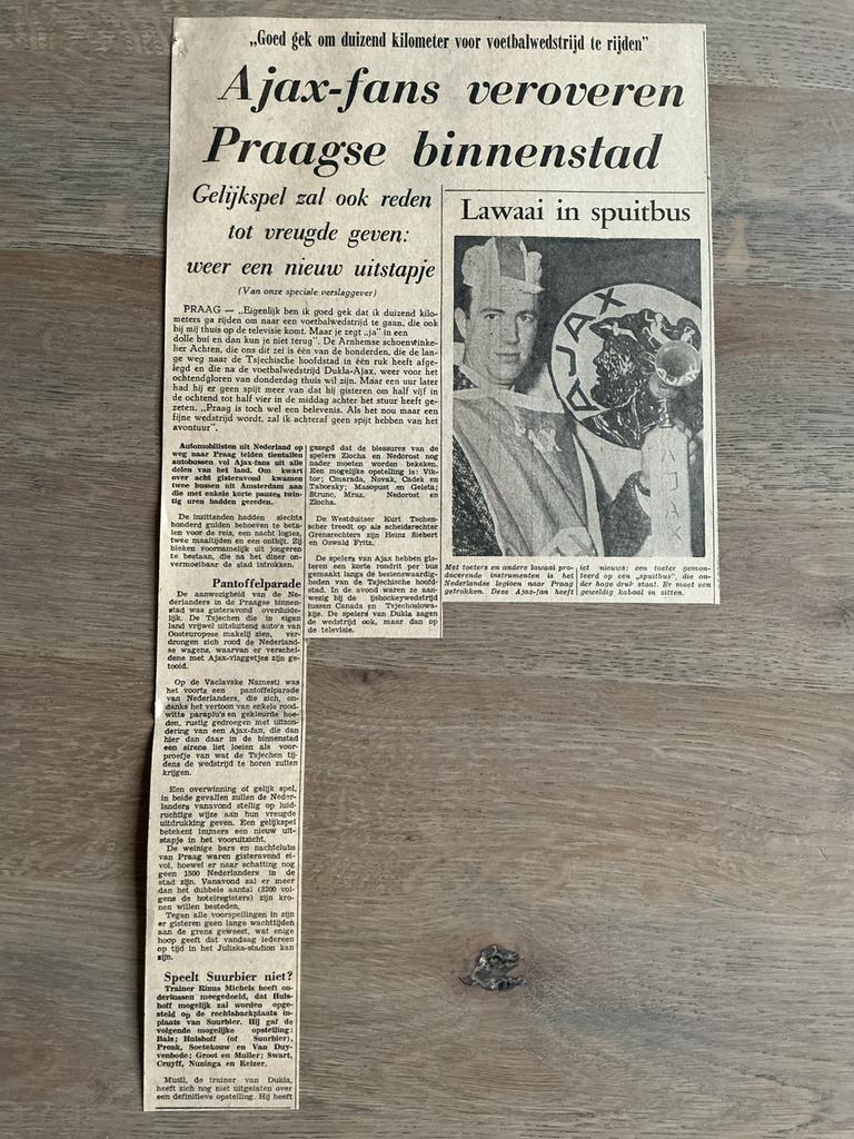 Voetbal krantenartikel Ajax fans Dukla Praag Ajax maart 1967, Verzamelen, Ophalen of Verzenden, 1960 tot 1980, Knipsel(s)