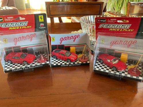 Bburago Ferrari Race & Play Garage 3 Ferrari’s mint, Hobby en Vrije tijd, Modelauto's | 1:43, Zo goed als nieuw, Auto, Overige merken
