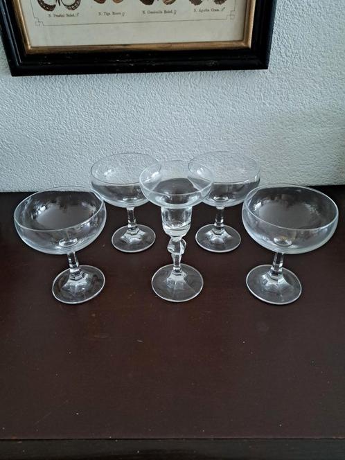 Kristallen set 4 coupeglazen en 1 kandelaar, Verzamelen, Porselein, Kristal en Bestek, Zo goed als nieuw, Glas of Glazen, Kristal