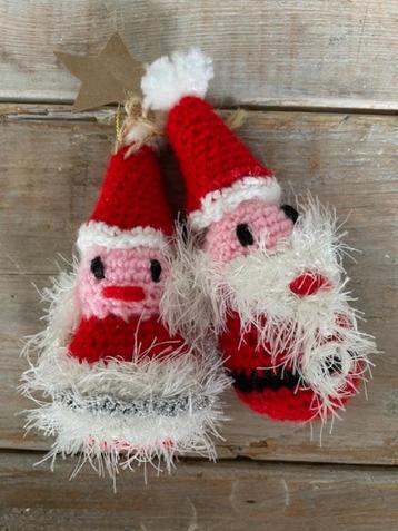 Vintage gehaakte kleine kerstman en kerstvrouw. Rood wit. beschikbaar voor biedingen