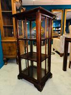 Klassieke vitrinekast met glas aan elke zijde, Ophalen