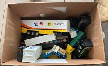 Doos vol Miniatuur Vrachtwagens beschikbaar voor biedingen