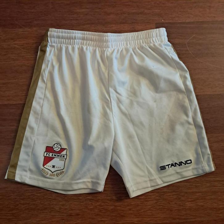 ️ Uniek FC Emmen jubileum sportbroekje!, Kinderen en Baby's, Kinderkleding | Maat 152, Zo goed als nieuw, Jongen, Broek, Ophalen of Verzenden