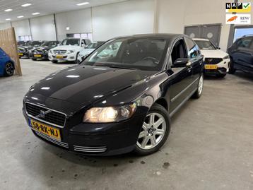 Volvo S40 1.8 Momentum / NETTE AUTO / RIJDT SCHAKELT GOED /  beschikbaar voor biedingen
