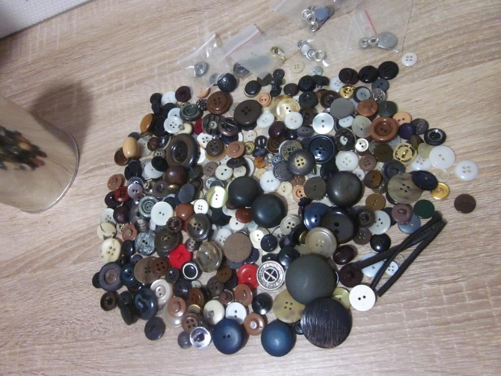 Blik met verschillende soorten knopen fournituren, Ophalen of Verzenden, Zo goed als nieuw, Knoop of Knopen