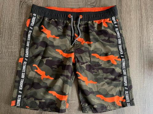 NIEUWE surf short mt 170/176 Coolcat - leger motief - jongen, Kinderen en Baby's, Kinderkleding | Maat 176, Nieuw, Jongen, Sport- of Zwemkleding