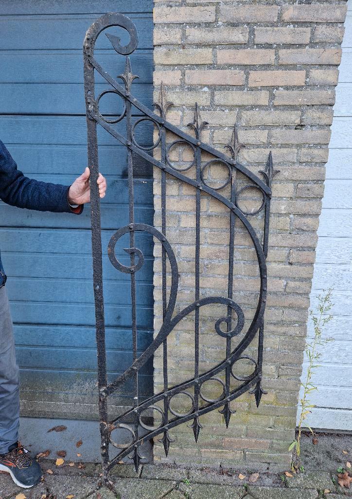 Antiek (smeed) ijzeren poort 1800 - set v. 2 stuks, Tuin en Terras, Tuinhekken en Hekwerk, Gebruikt, Sierhekwerk, IJzer, Ophalen