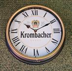 Mooie robuuste KROMBACHER wandklok met metalen rand, Verzamelen, Biermerken, Ophalen of Verzenden, Nieuw, Overige typen, Overige merken
