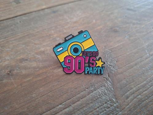 1 mooie pin met de tekst Let's Go 90's Retro Party te koop, Verzamelen, Speldjes, Pins en Buttons, Nieuw, Speldje of Pin, Overige onderwerpen