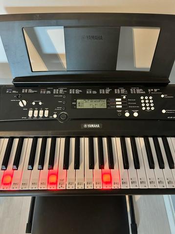 Yamaha Keyboard/Piano + Standaard & Kruk - Zo Goed Als Nieuw beschikbaar voor biedingen