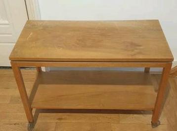 Vintage bijzettafeltje (hout) op wieltjes beschikbaar voor biedingen