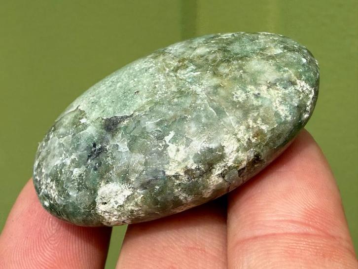 Groene Heulandiet met Stilbiet handsteen mineralen, Verzamelen, Mineralen en Fossielen, Mineraal, Ophalen of Verzenden