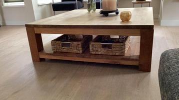 Mooie teakhouten salontafel beschikbaar voor biedingen