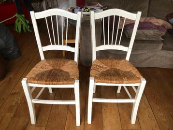 2 witte houten/rieten eetkamerstoelen beschikbaar voor biedingen