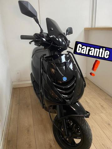 Piaggio Zip 4T Scooter Glans Zwart | smoking uitvoering 