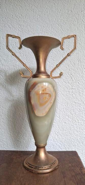 Elegante, lichtgroene onyx vaas met messing details  beschikbaar voor biedingen