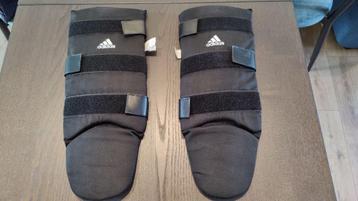 Adidas scheenbeschermers beschikbaar voor biedingen