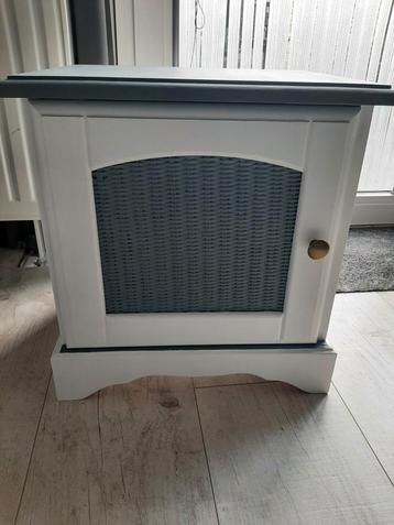Blauw-wit kastje met riet en koperen knop beschikbaar voor biedingen
