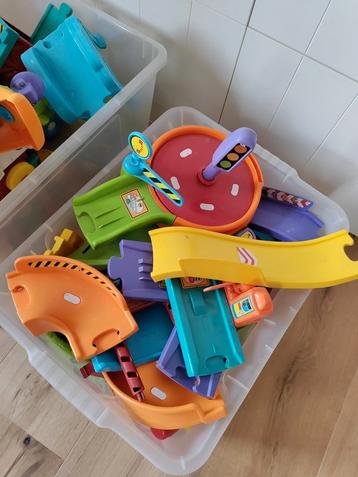 Twee dozen vol VTech autootjes en banen etc beschikbaar voor biedingen