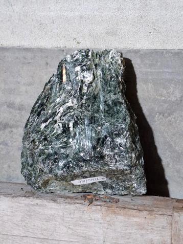 Actinoliet kristallen beschikbaar voor biedingen