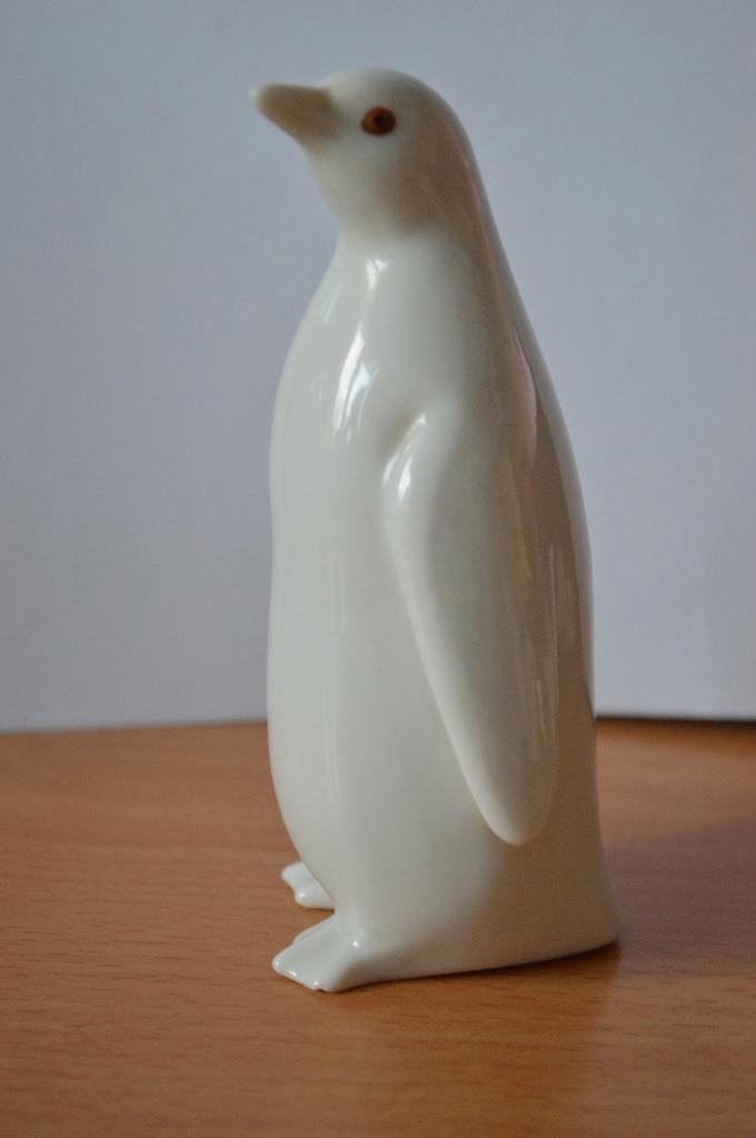 mooi vintage pinguin beeldje , wit porselein 11,5 cm Hoog, Verzamelen, Beelden en Beeldjes, Zo goed als nieuw, Dier, Ophalen of Verzenden