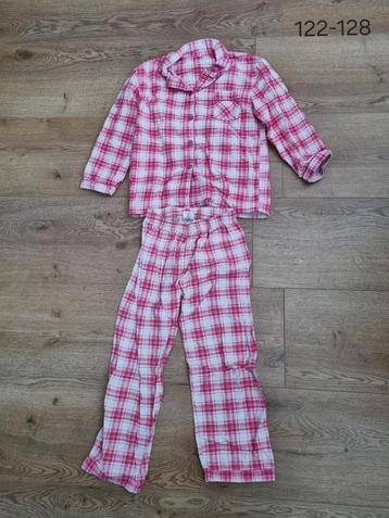 Fijne flanellen pyjama maat 122-128  beschikbaar voor biedingen