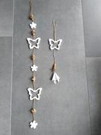 Twee hangers met houten bloemen en vlinders., Ophalen of Verzenden, Zo goed als nieuw